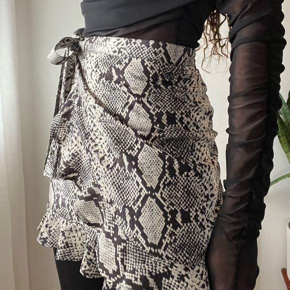 Nasty Gal Collection - Snake Print Ruffle Hem Skirt - Picture 5 of 10